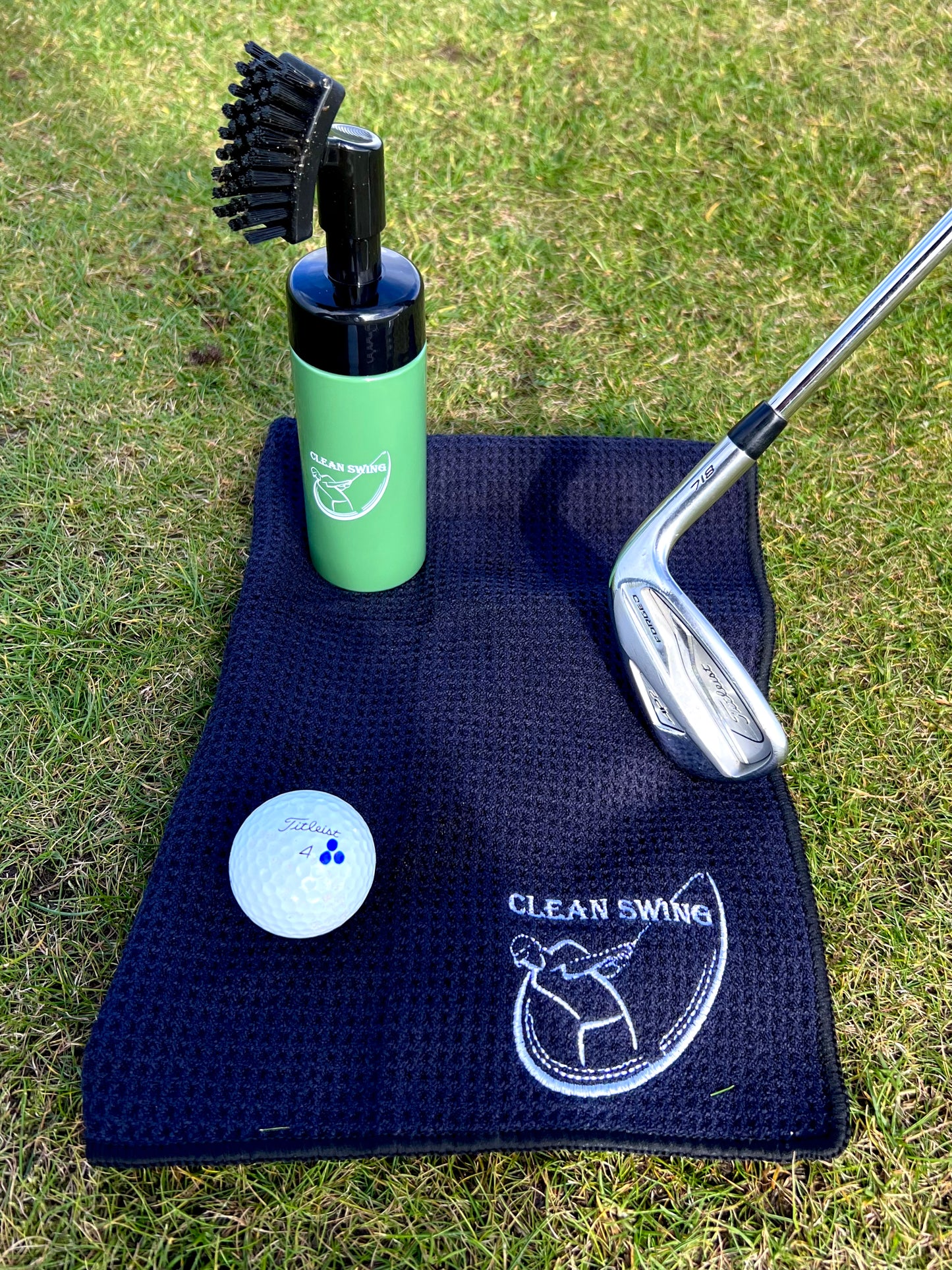 Clean Swing - Golf Club Brush and Towel - Green